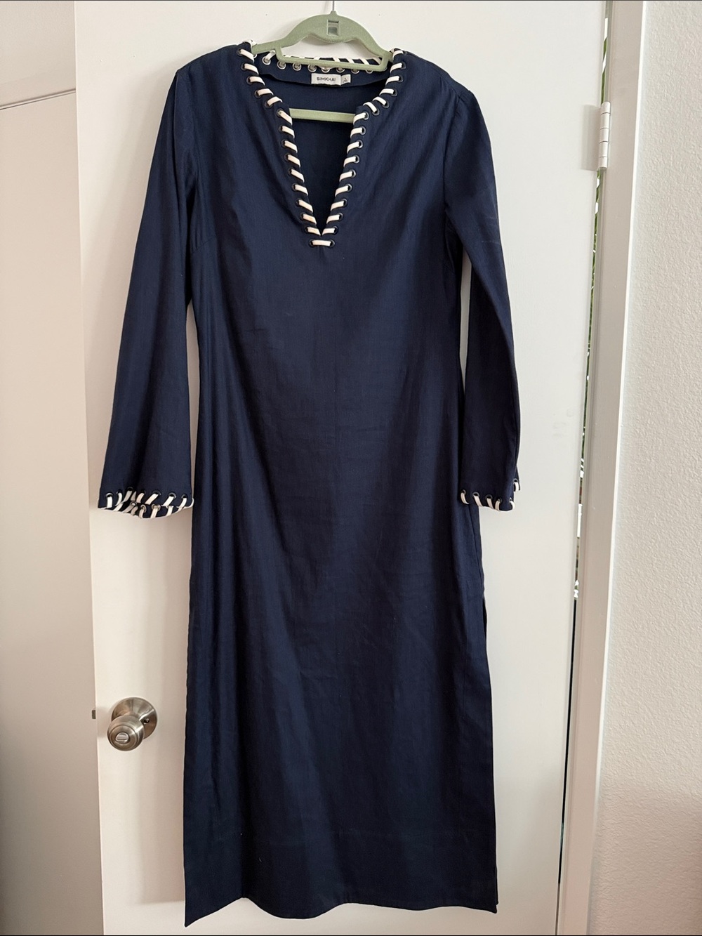 Classic Navy Long-Sleeve V-Neck Midi Dress with Contrast Trim